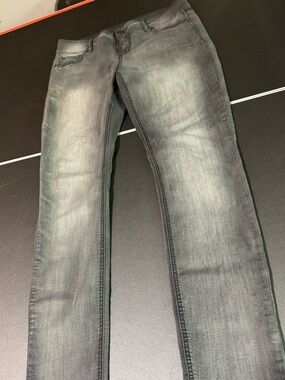 Maurices Women’s Skinny Jeans in Faded Gray Wash Size L-R